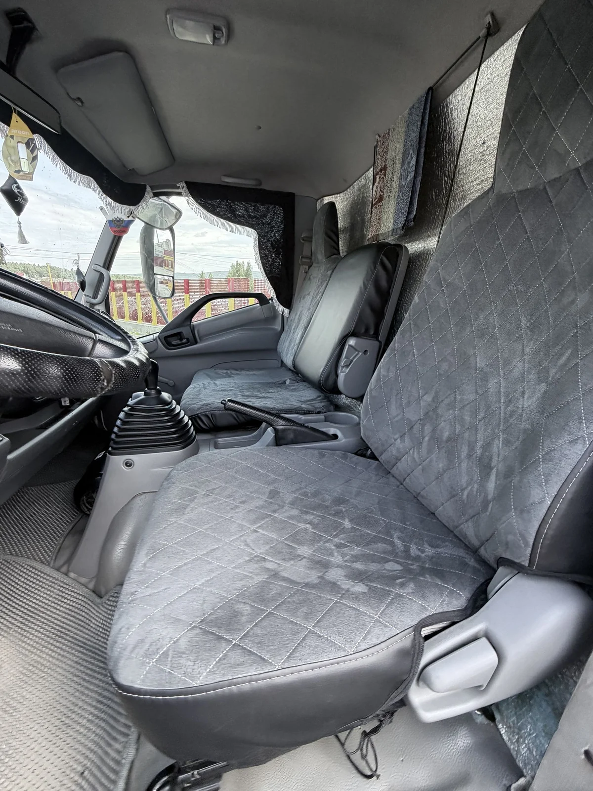 Чехлы на сиденья HINO 300 Euro4 широкая кабина (алькантара)