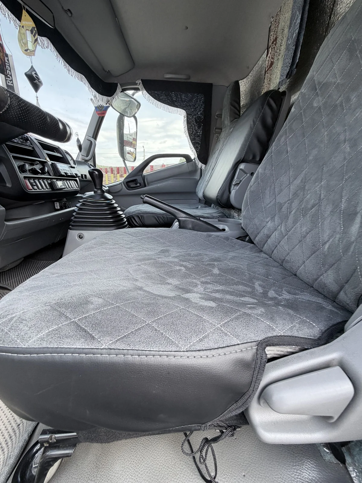 Чехлы на сиденья HINO 300 Euro4 широкая кабина (алькантара)