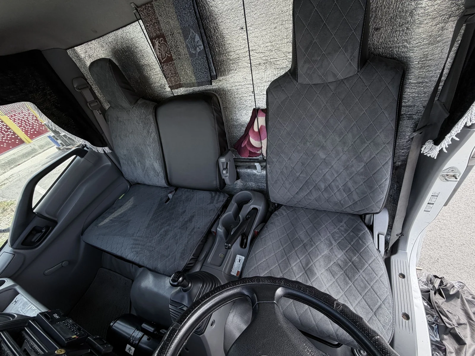 Чехлы на сиденья HINO 300 Euro4 широкая кабина (алькантара)