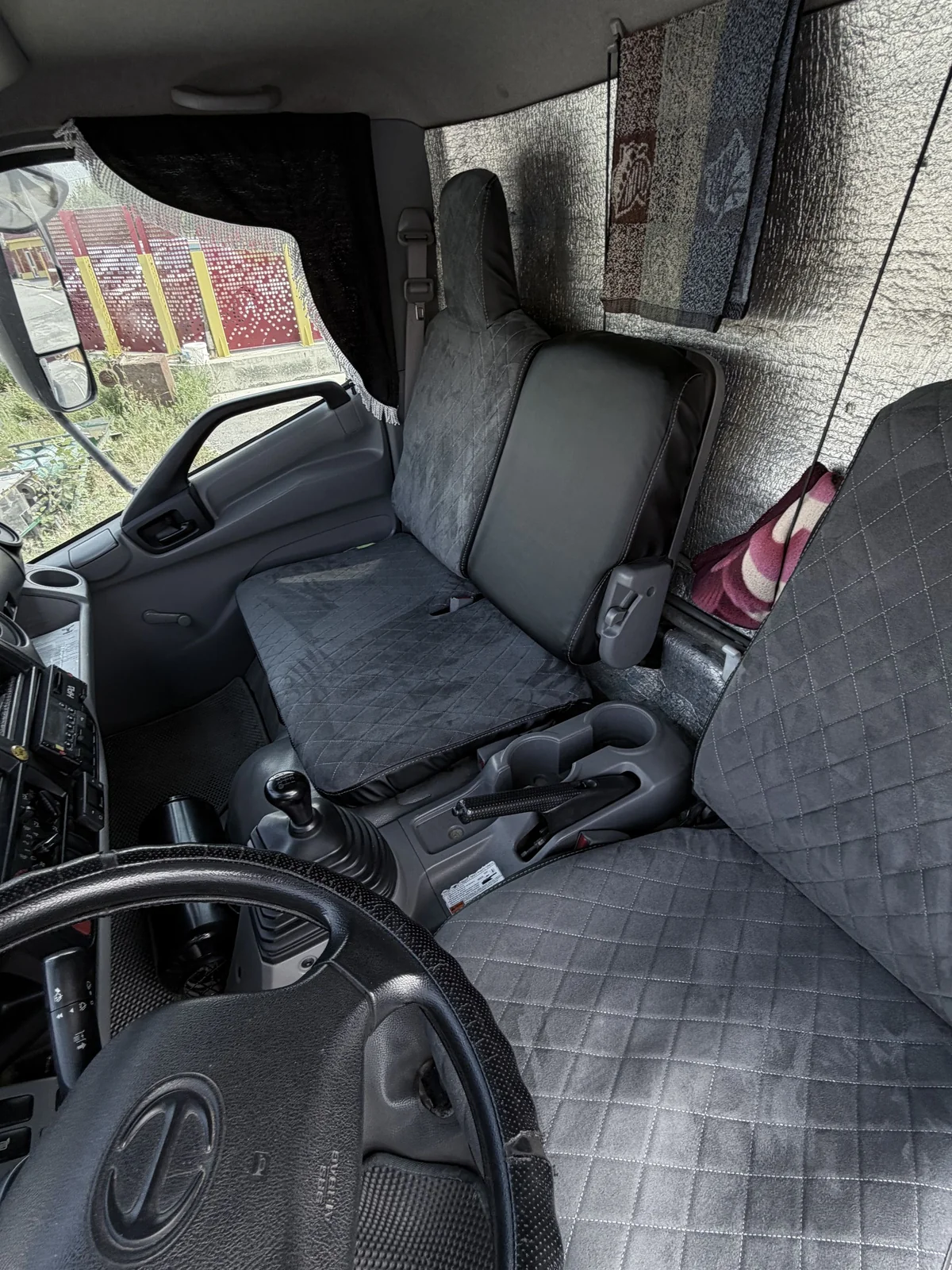 Чехлы на сиденья HINO 300 Euro4 широкая кабина (алькантара)