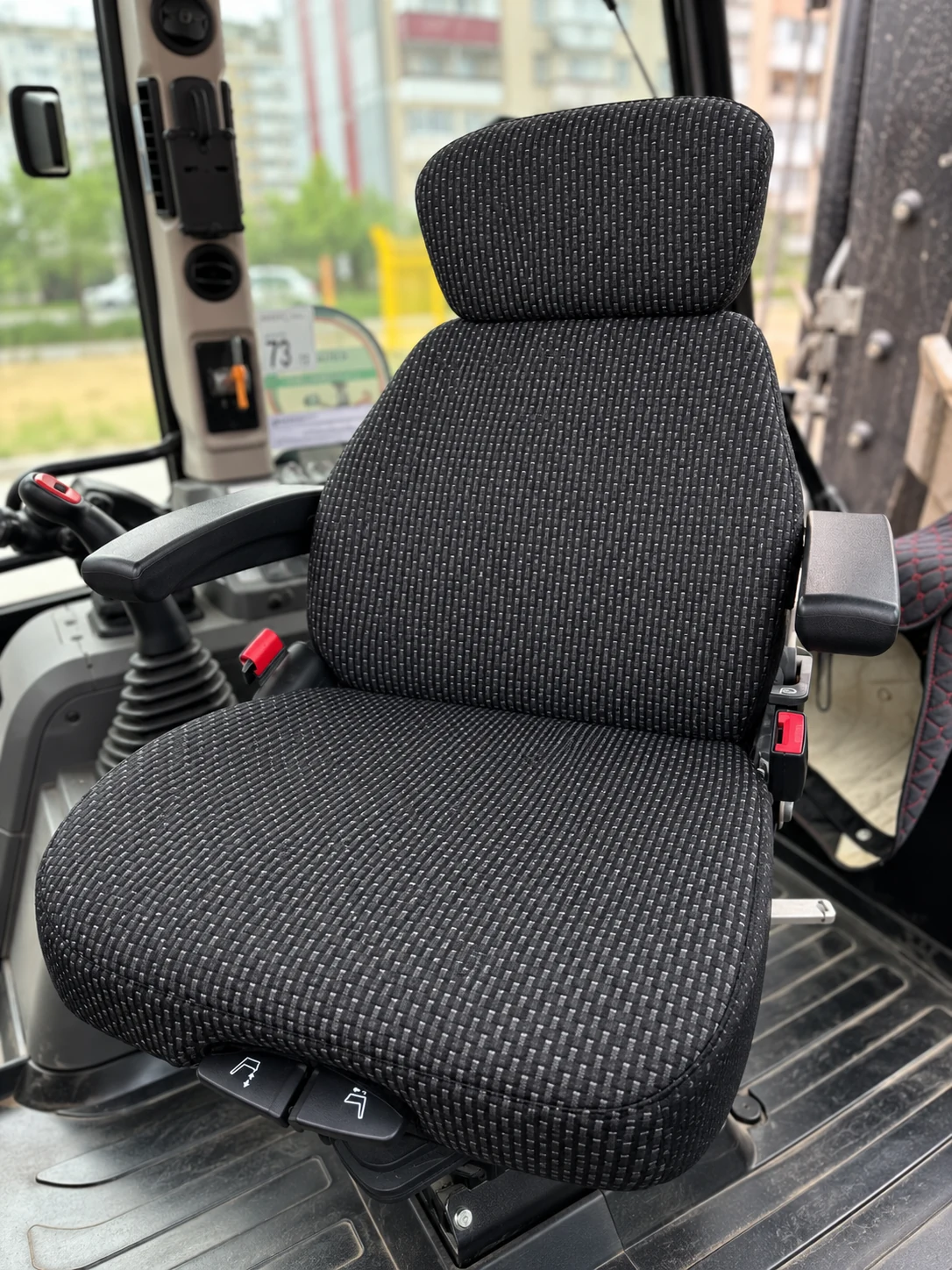 Чехол сиденья на экскаватор погрузчик HIDROMEK 102B( текстиль)